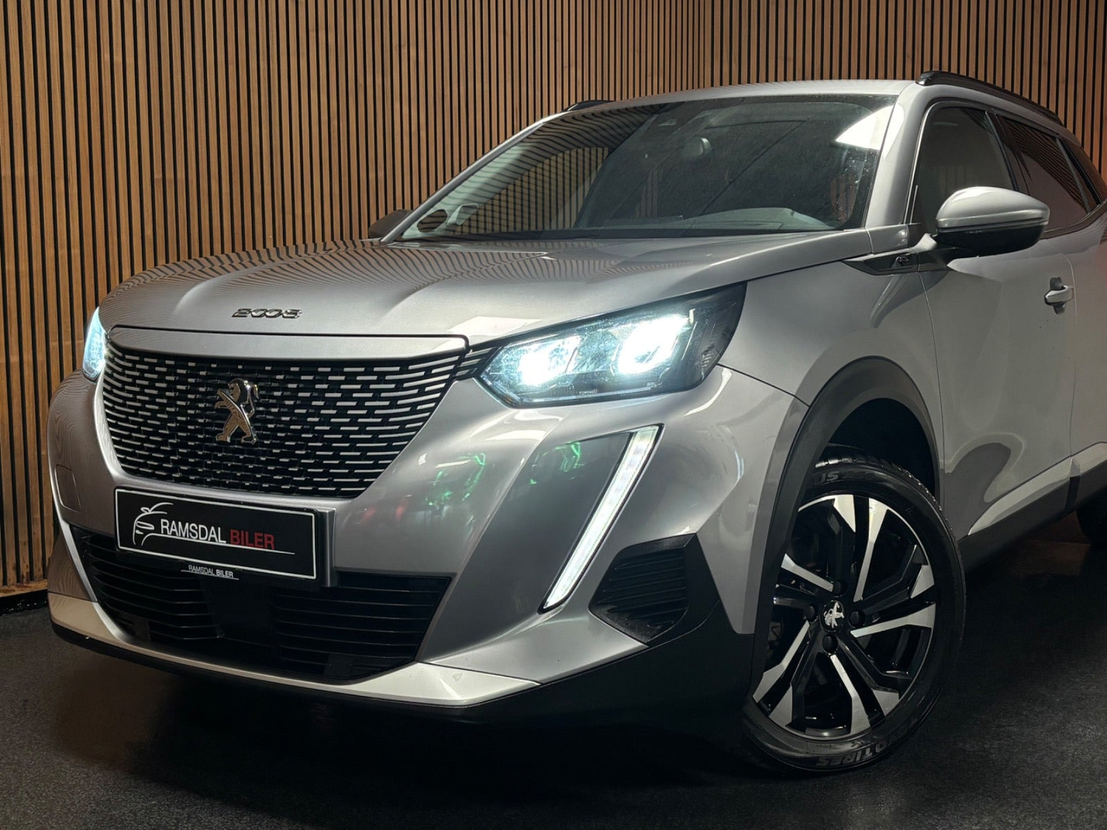 Grå Peugeot e-2008 fra 2021