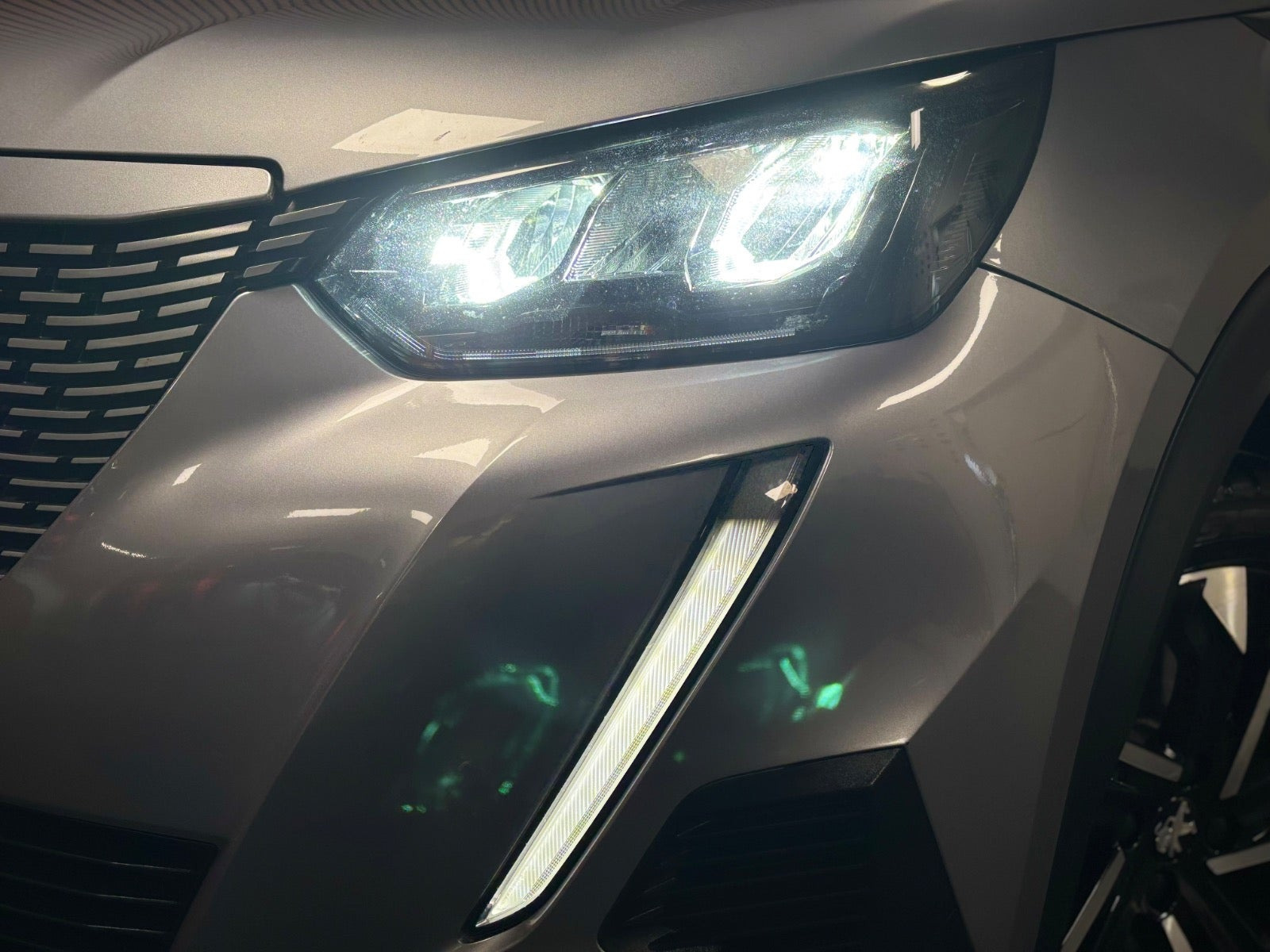 Grå Peugeot e-2008 fra 2021