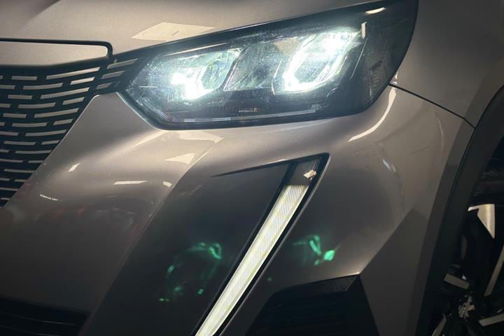 Grå Peugeot e-2008 fra 2021