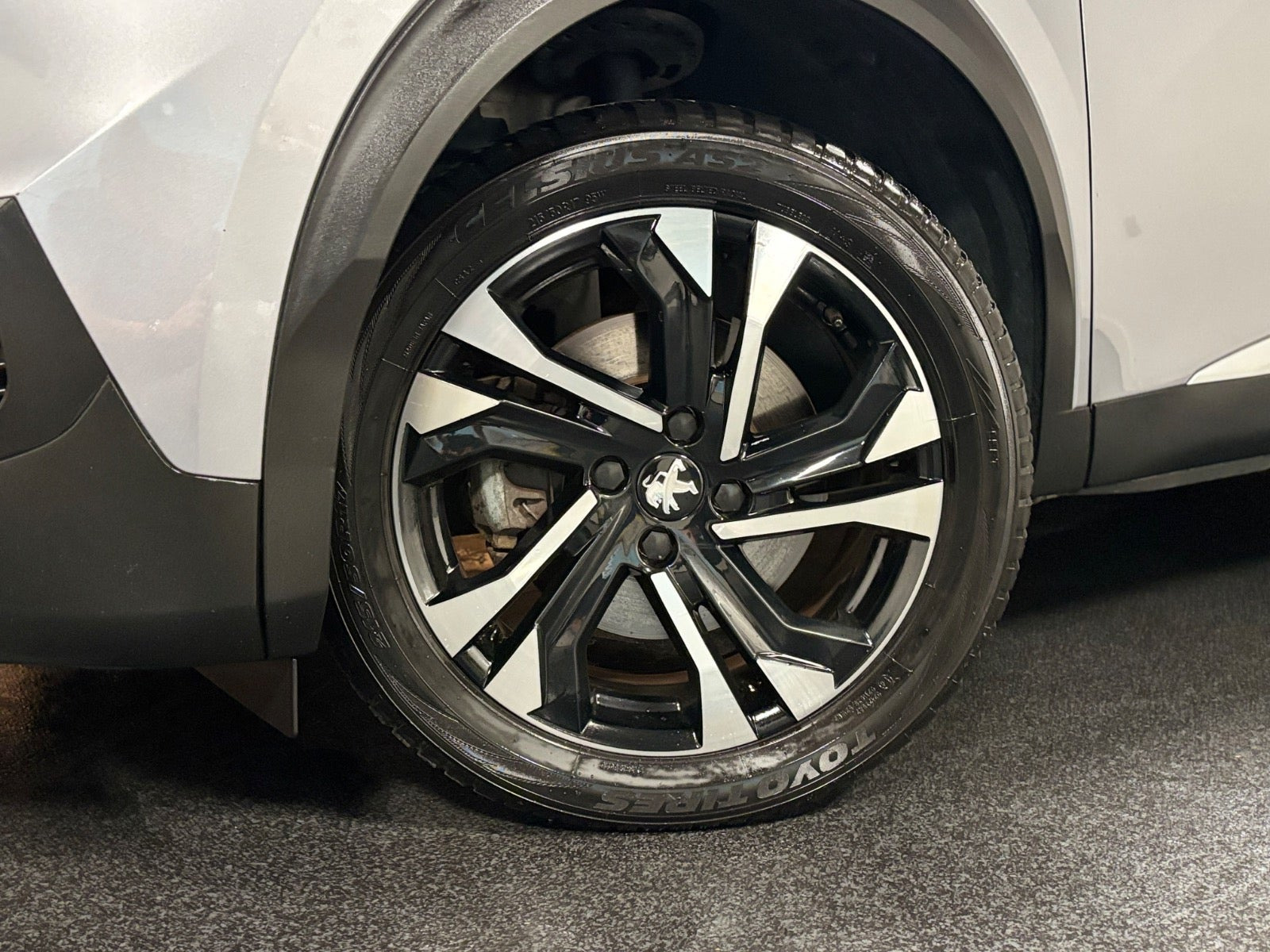 Grå Peugeot e-2008 fra 2021