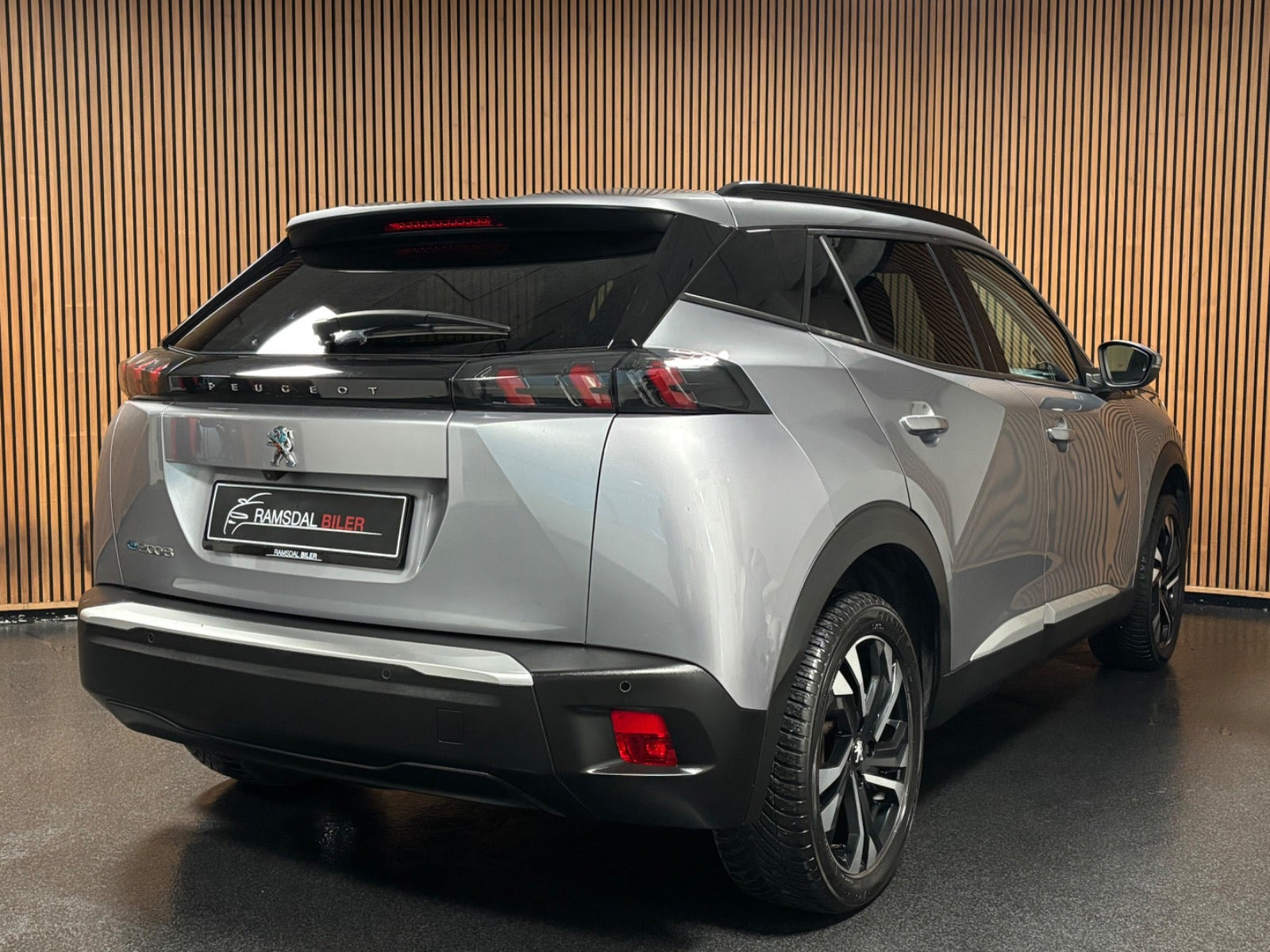 Grå Peugeot e-2008 fra 2021