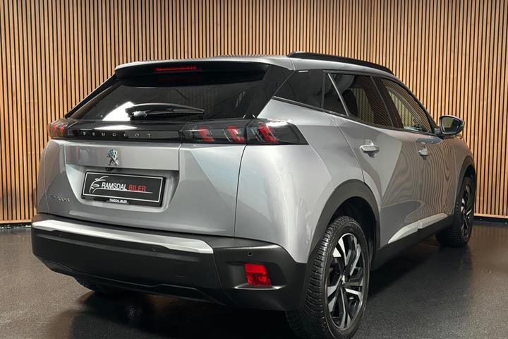 Grå Peugeot e-2008 fra 2021