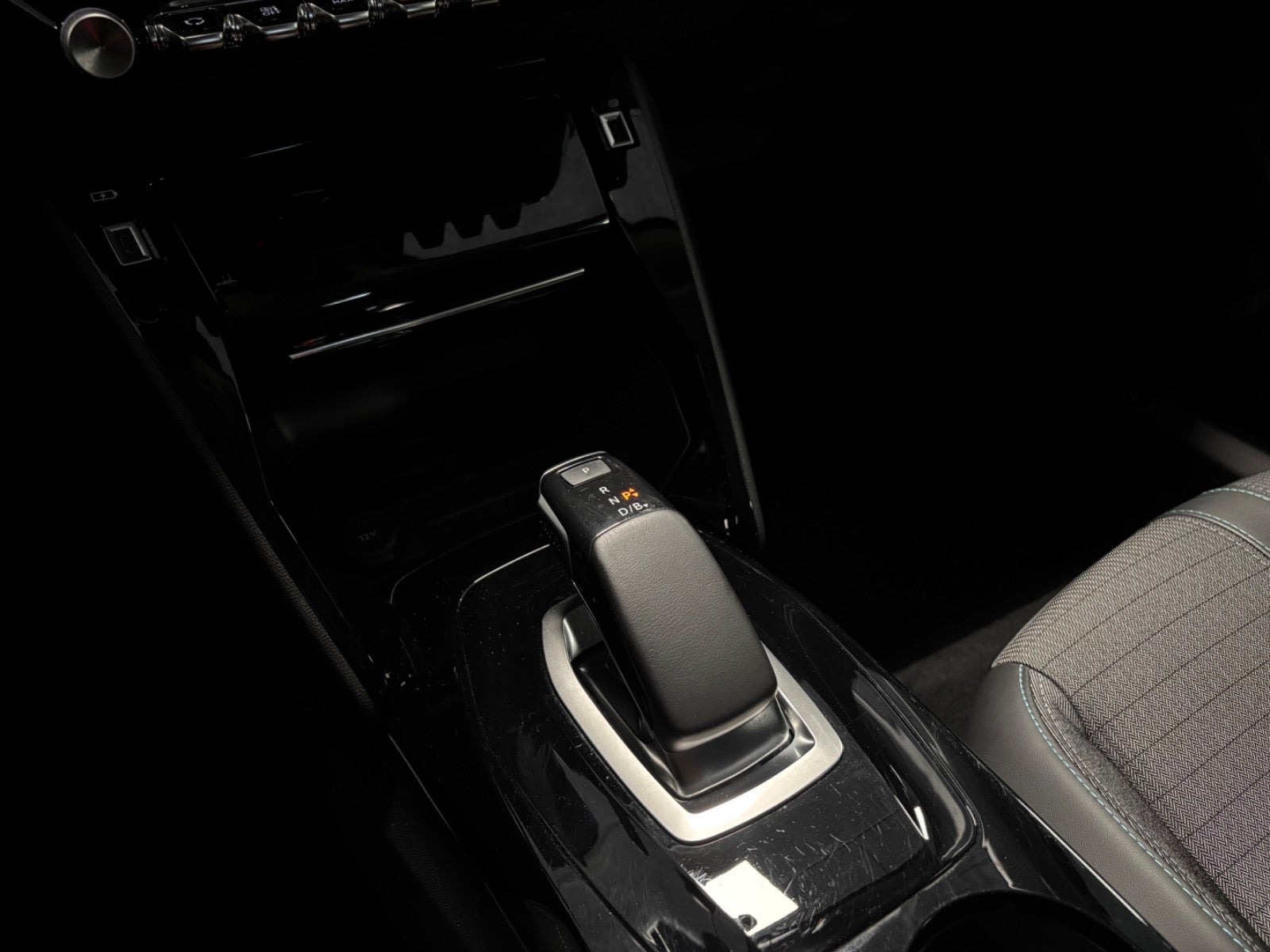 Grå Peugeot e-2008 fra 2021