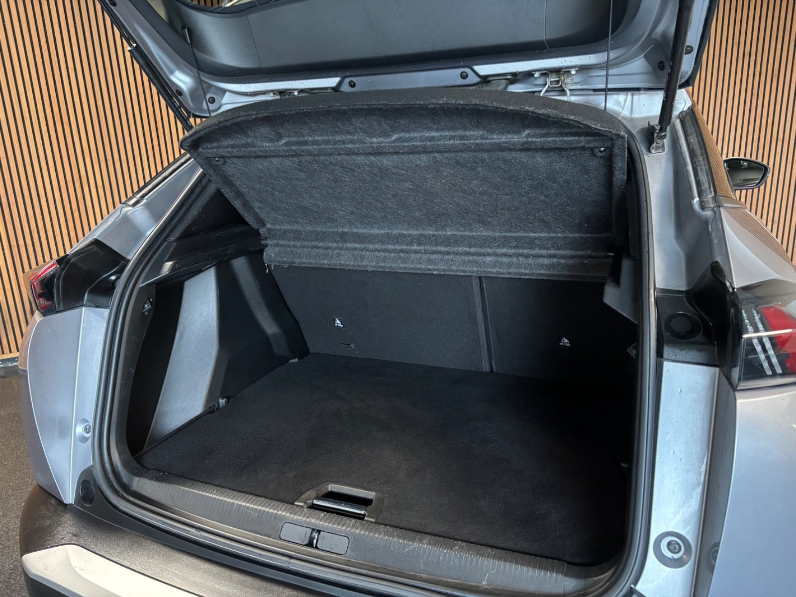 Grå Peugeot e-2008 fra 2021