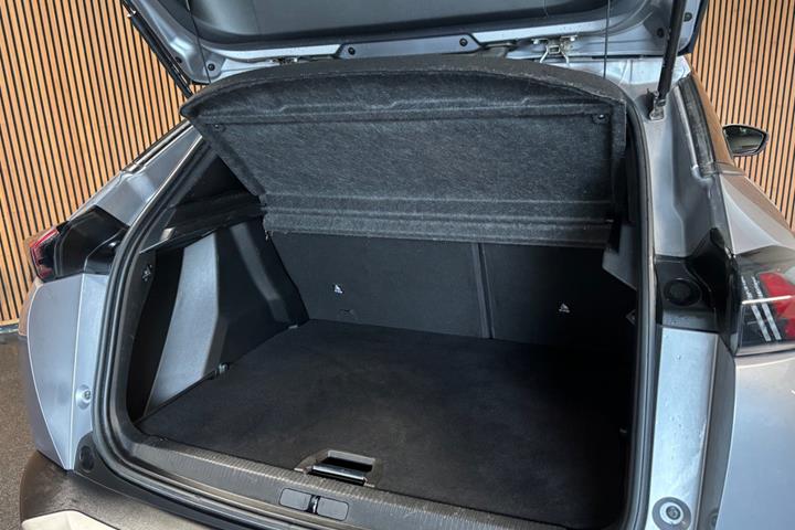 Grå Peugeot e-2008 fra 2021