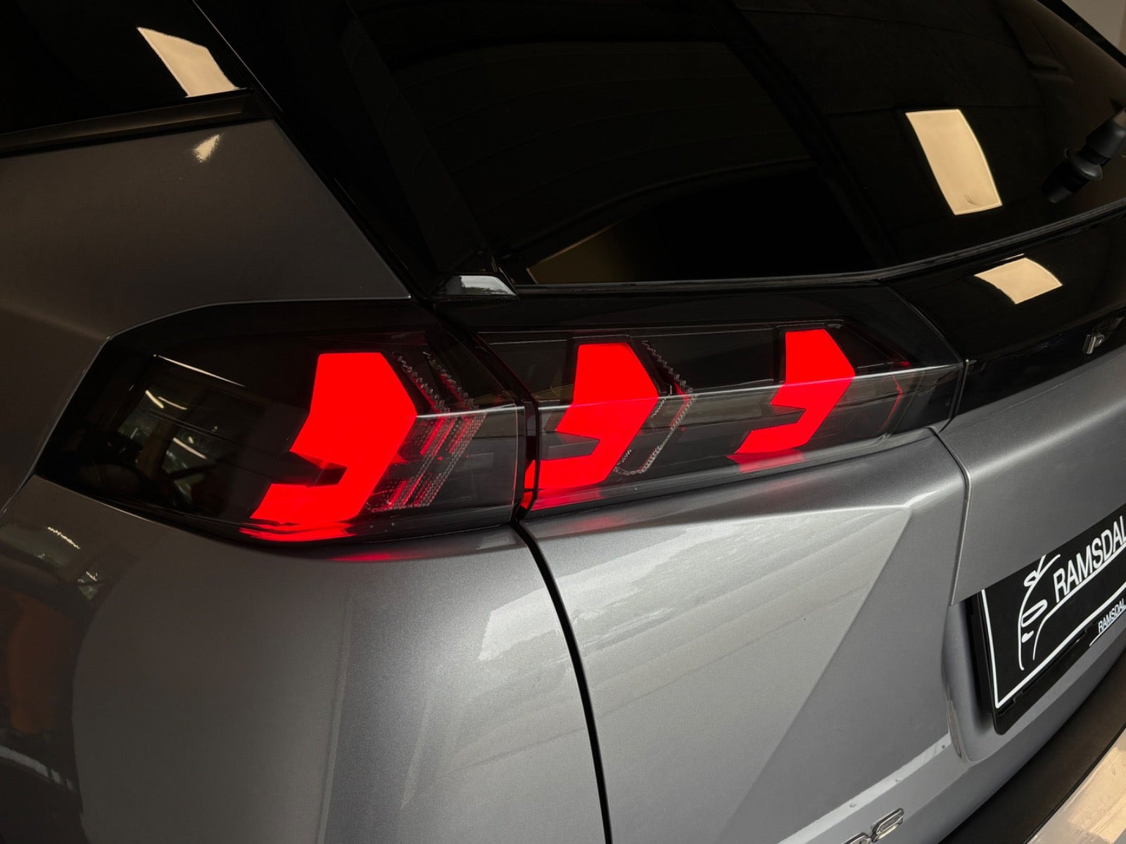 Grå Peugeot e-2008 fra 2021
