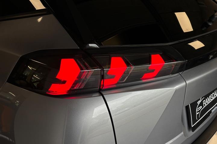 Grå Peugeot e-2008 fra 2021