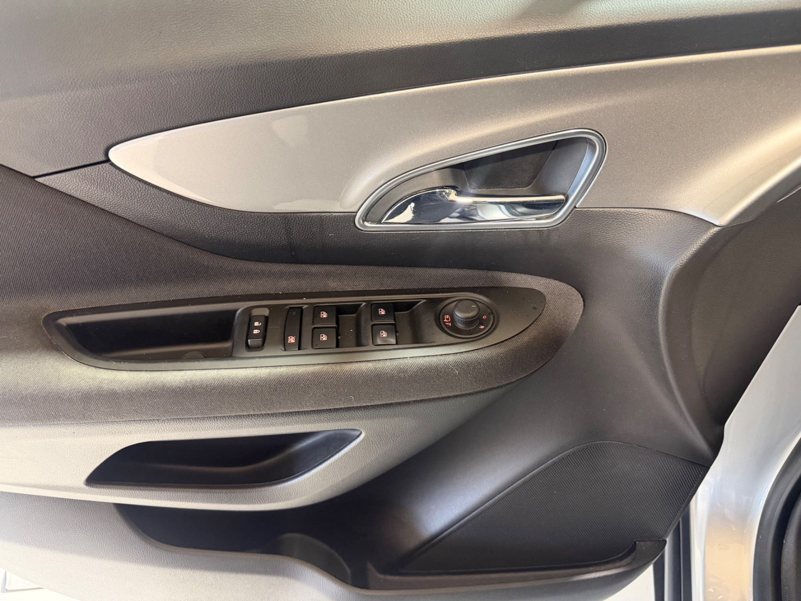 Grå Opel Mokka fra 2014