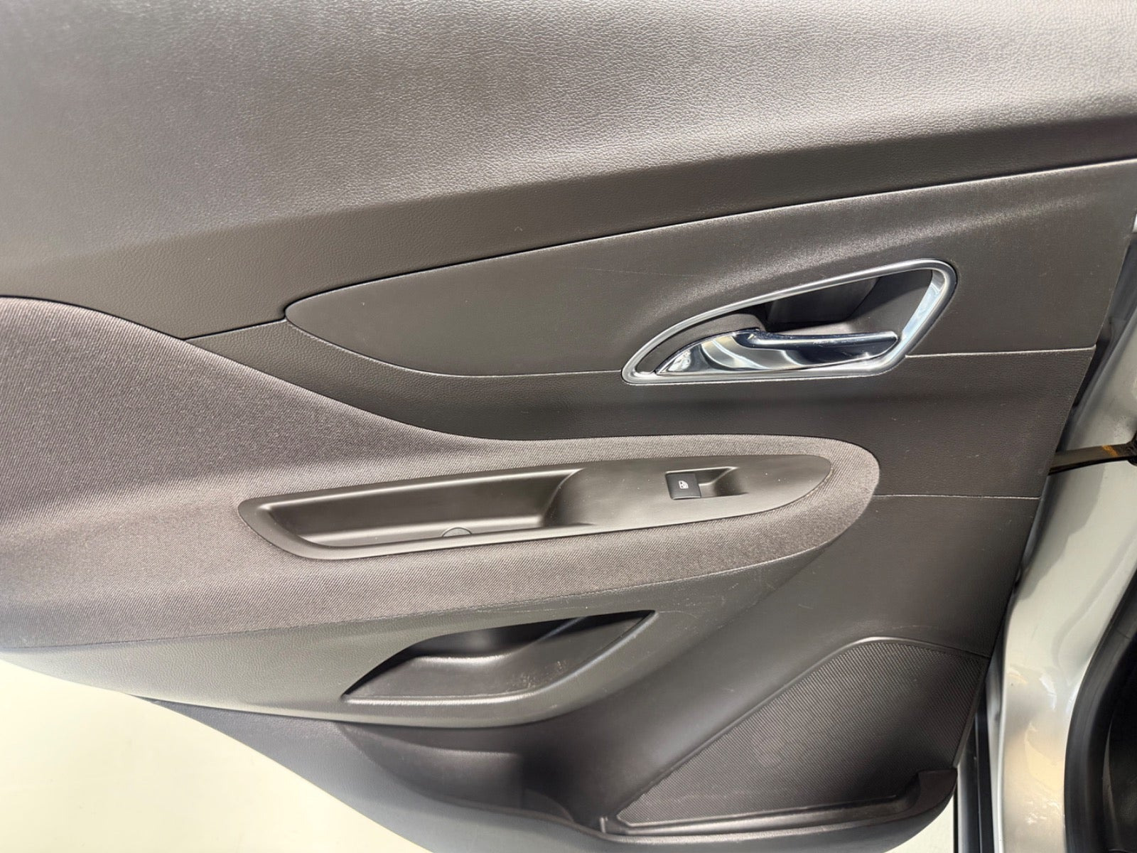 Grå Opel Mokka fra 2014