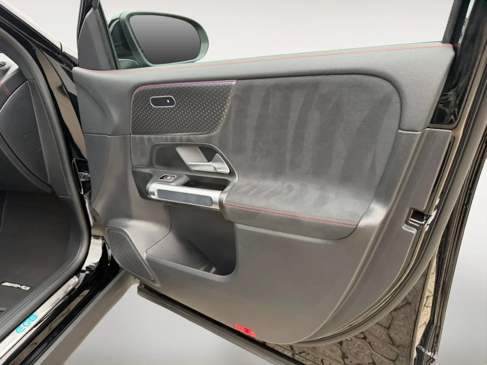 Sort Mercedes EQB250 fra 2024