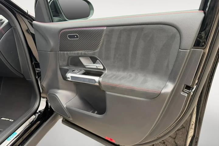 Sort Mercedes EQB250 fra 2024