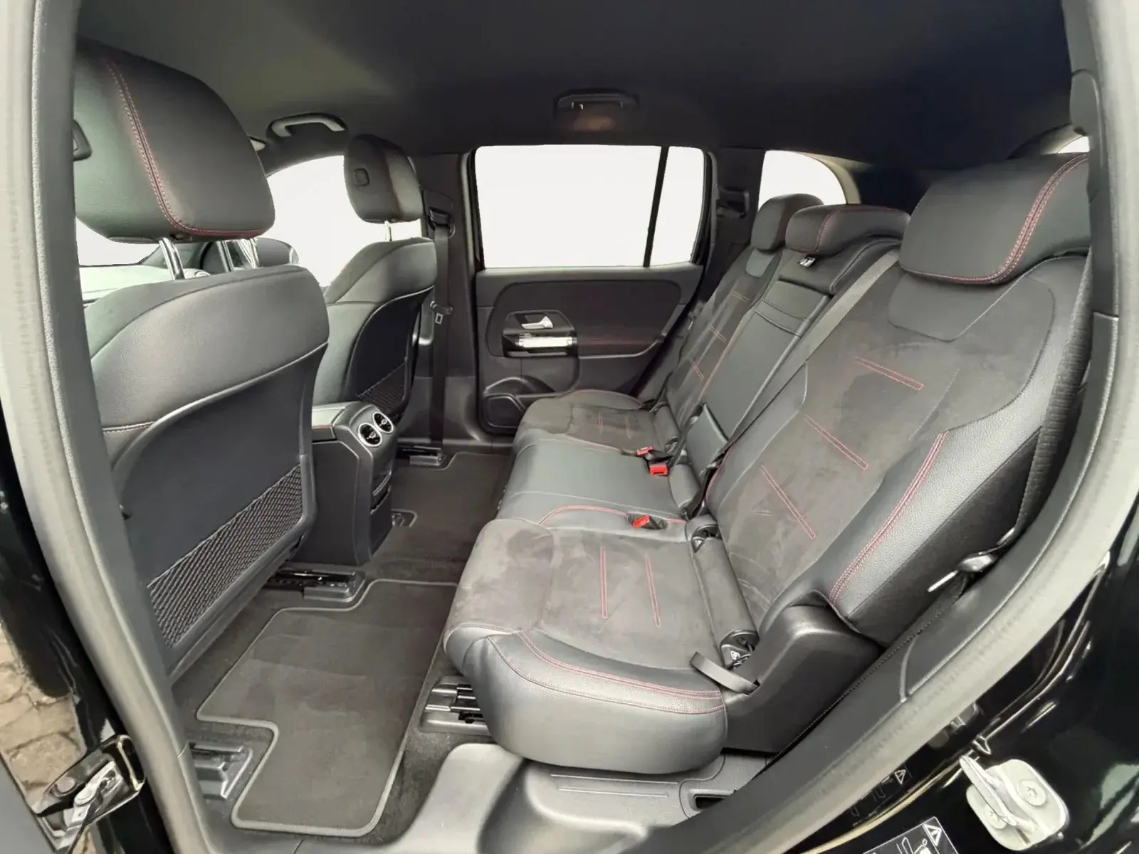 Sort Mercedes EQB250 fra 2024