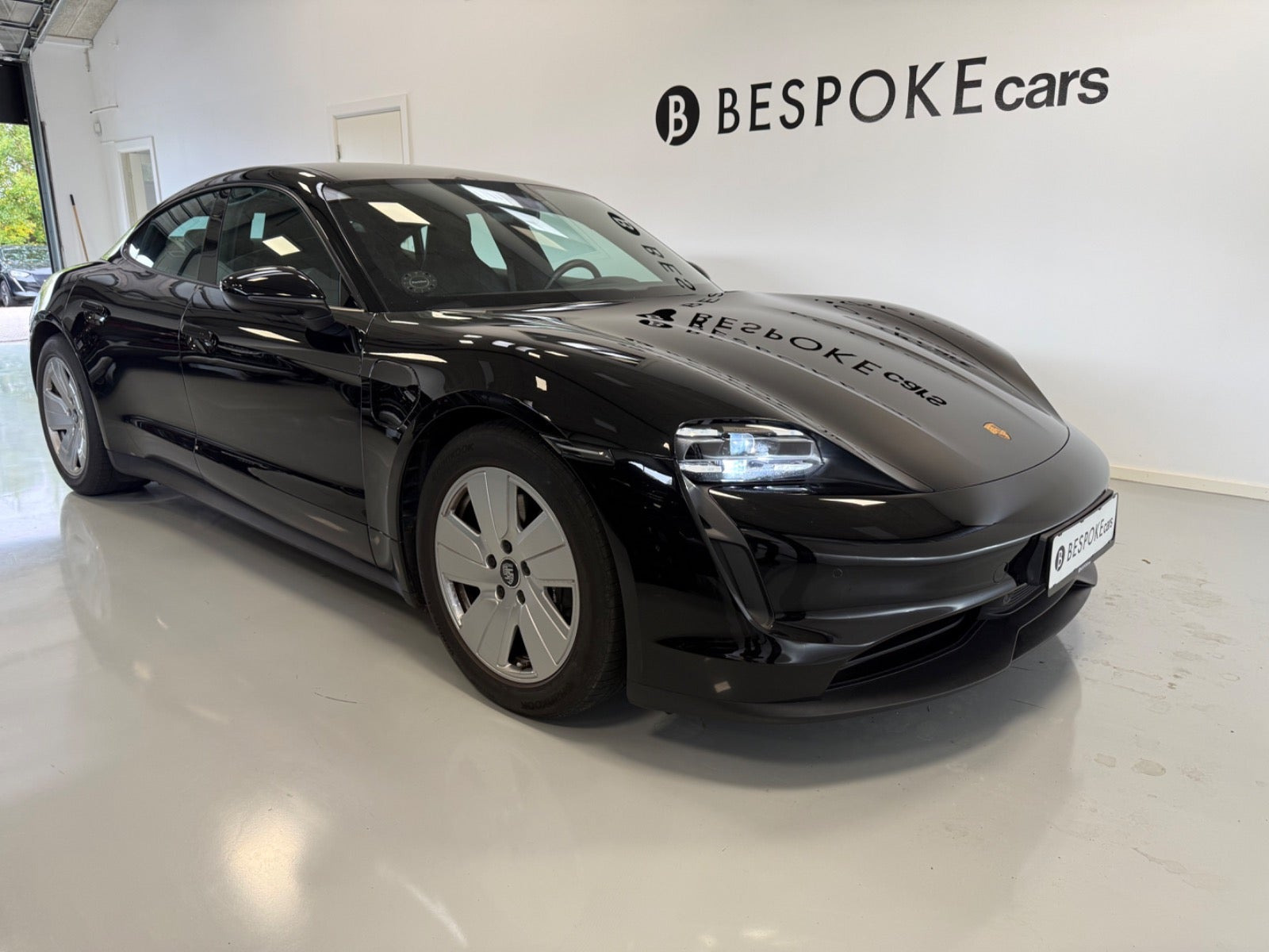 Sort Porsche Taycan fra 2022