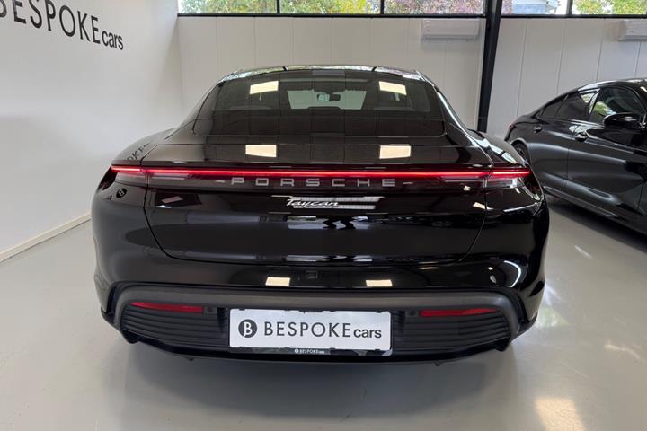 Sort Porsche Taycan fra 2022
