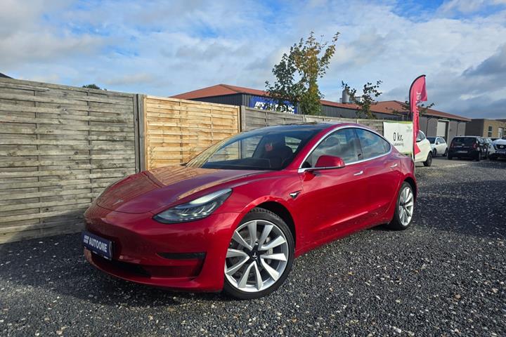 Rød Tesla Model 3 fra 2019