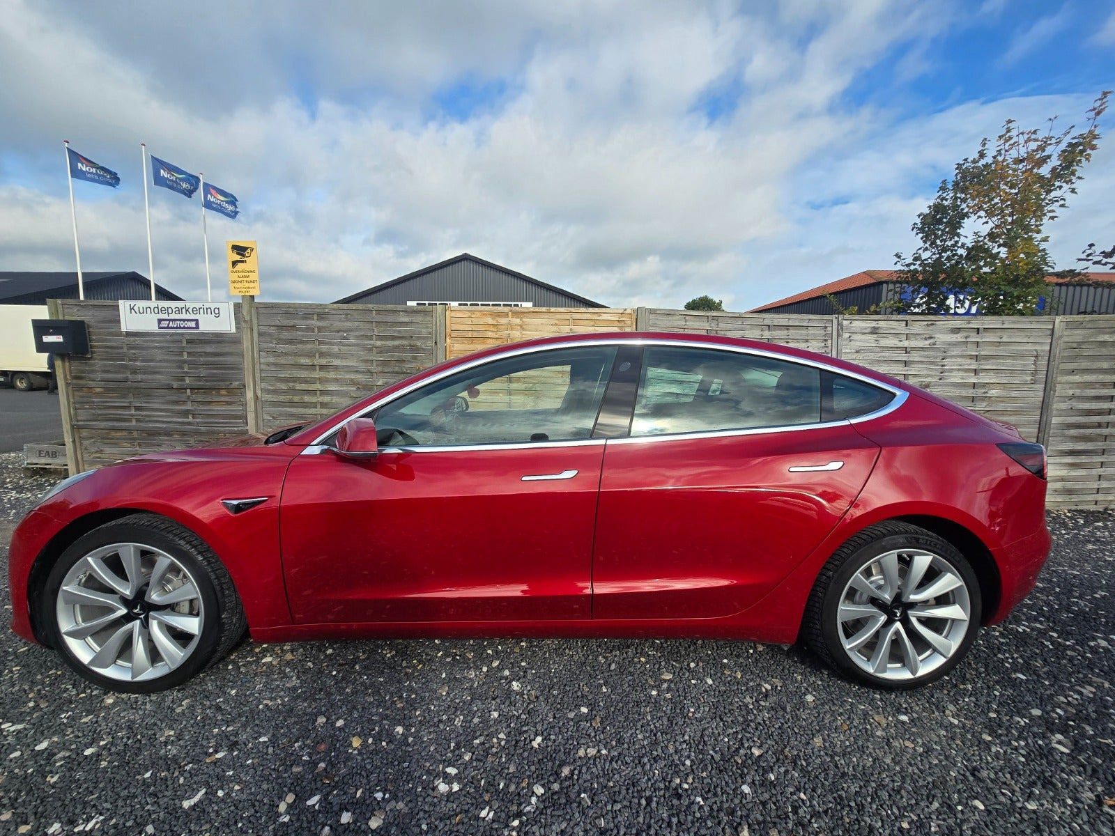 Rød Tesla Model 3 fra 2019