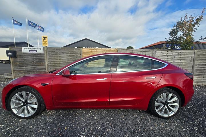 Rød Tesla Model 3 fra 2019