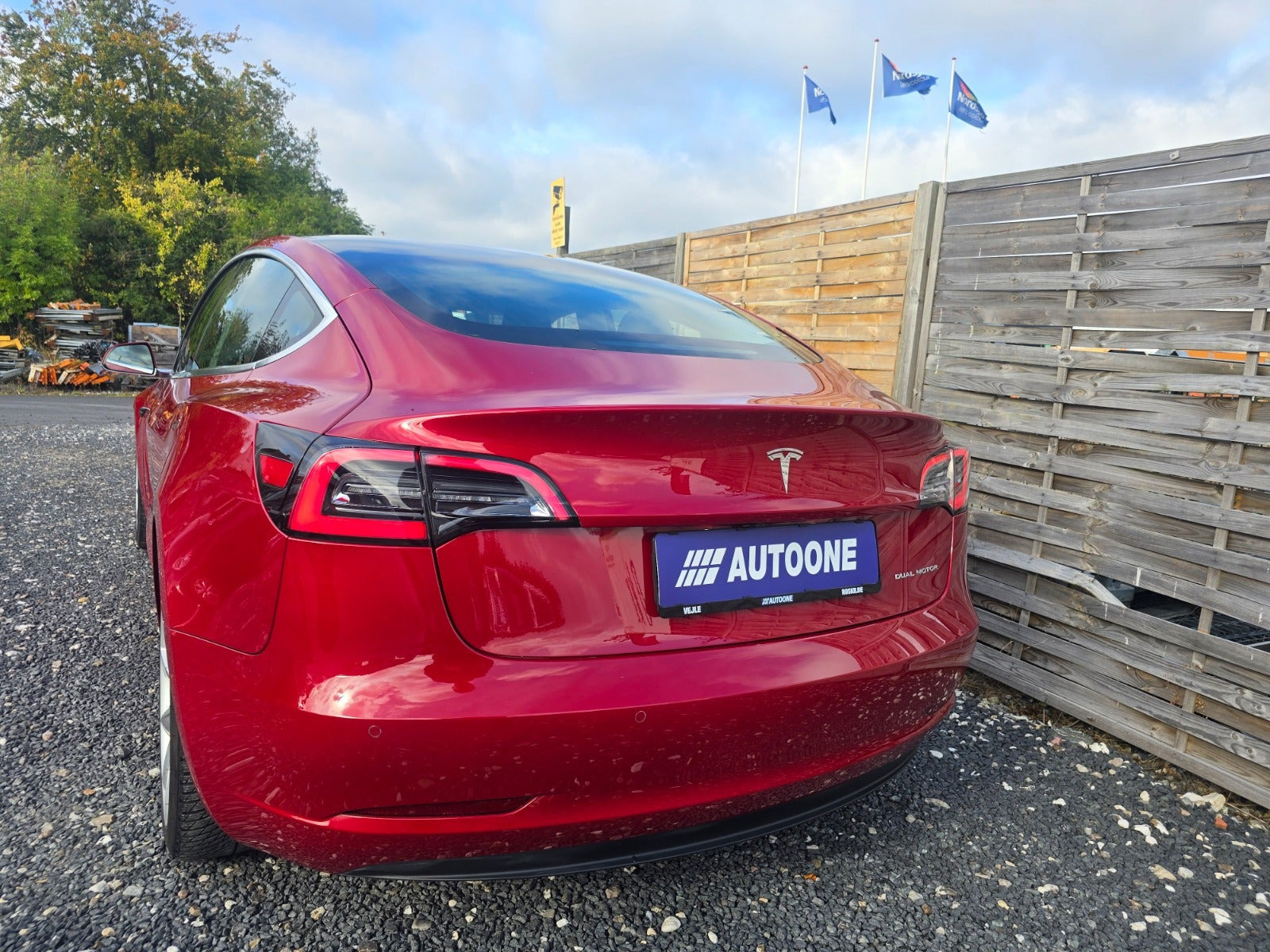 Rød Tesla Model 3 fra 2019
