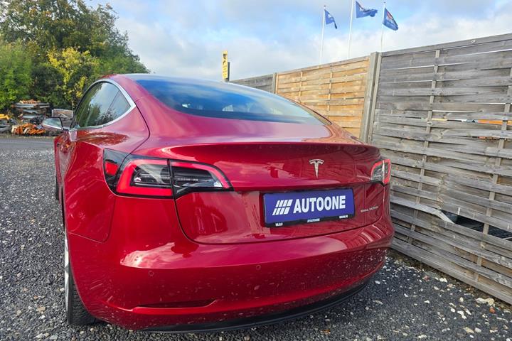 Rød Tesla Model 3 fra 2019
