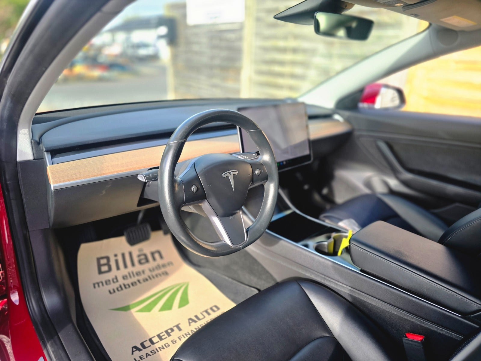 Rød Tesla Model 3 fra 2019