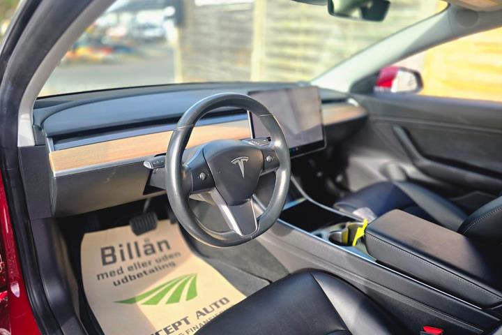 Rød Tesla Model 3 fra 2019