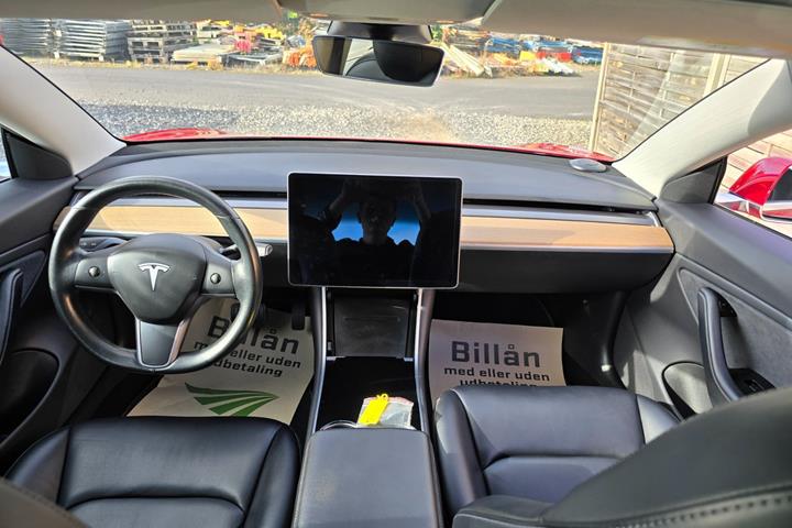 Rød Tesla Model 3 fra 2019