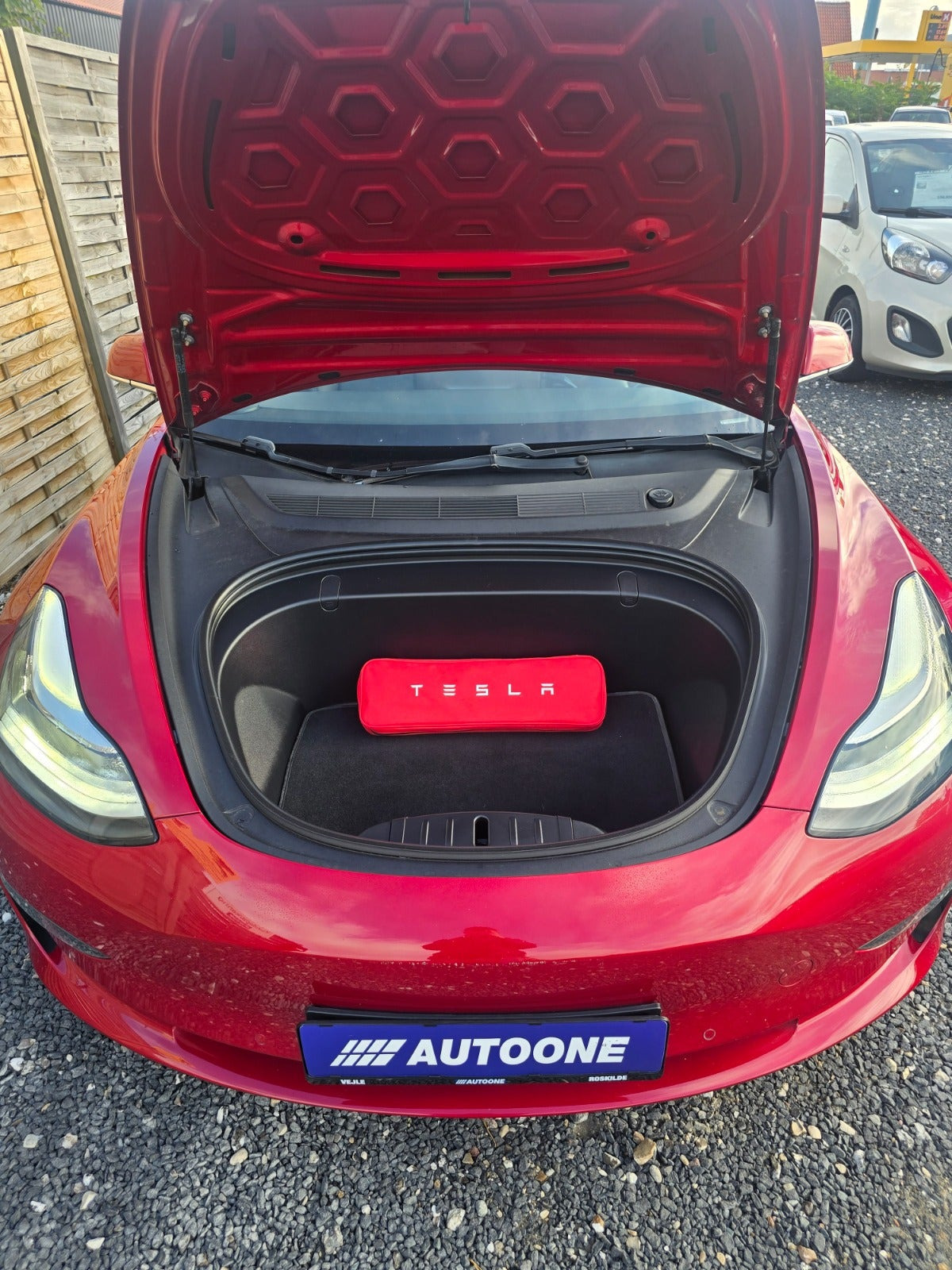 Rød Tesla Model 3 fra 2019
