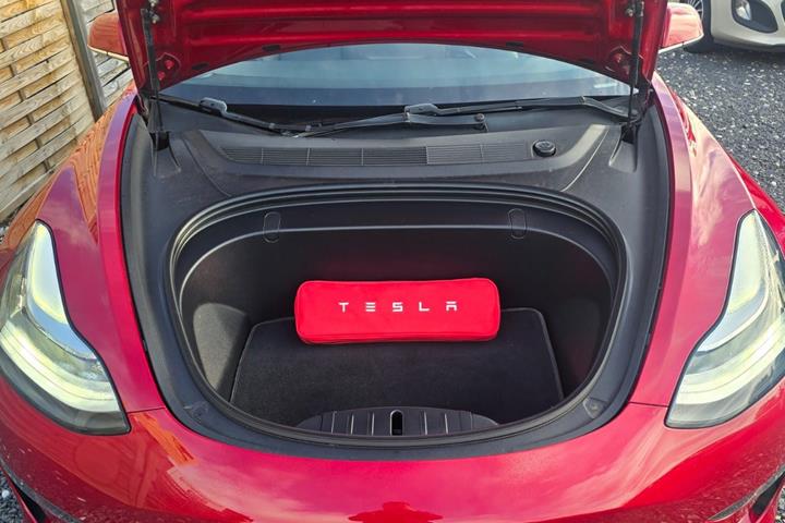 Rød Tesla Model 3 fra 2019