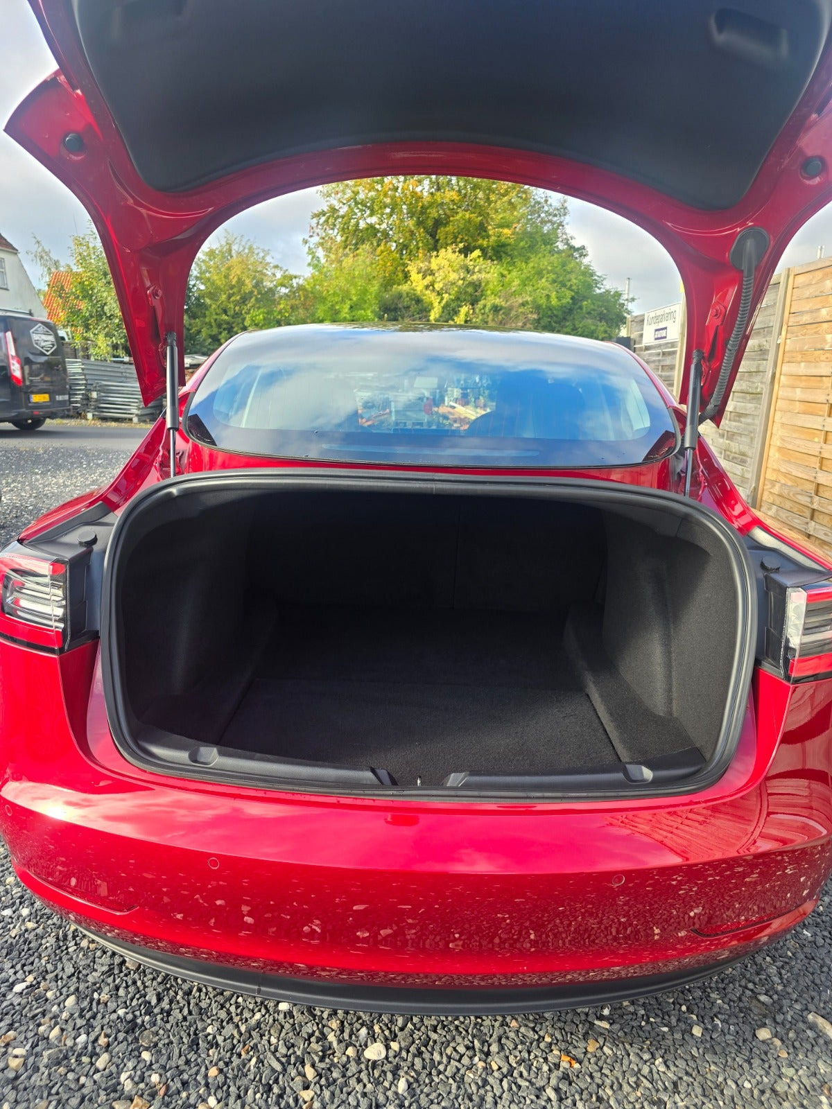 Rød Tesla Model 3 fra 2019