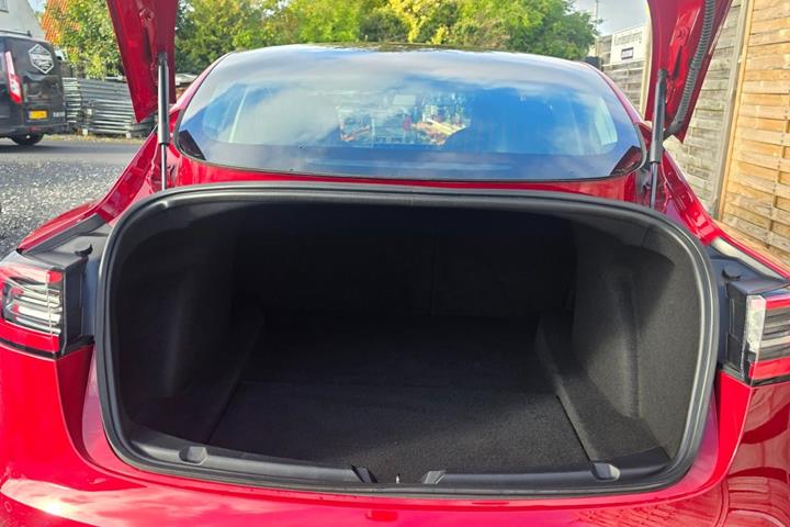 Rød Tesla Model 3 fra 2019