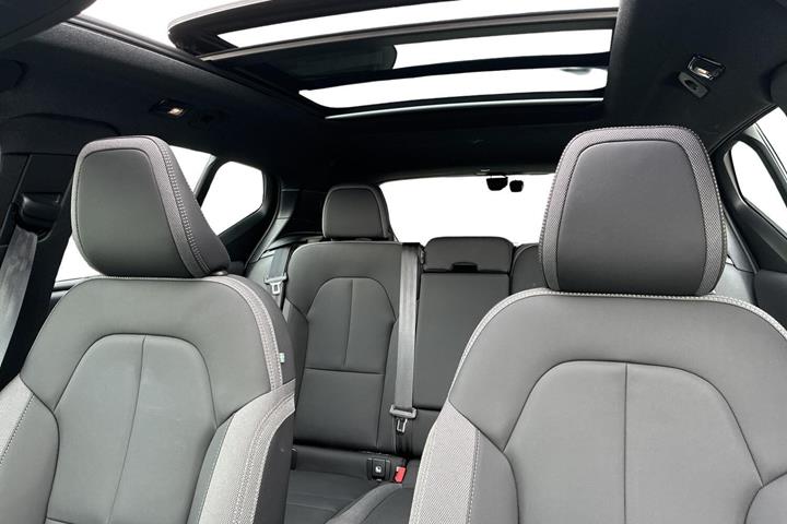 Hvid Volvo EX40 fra 2026