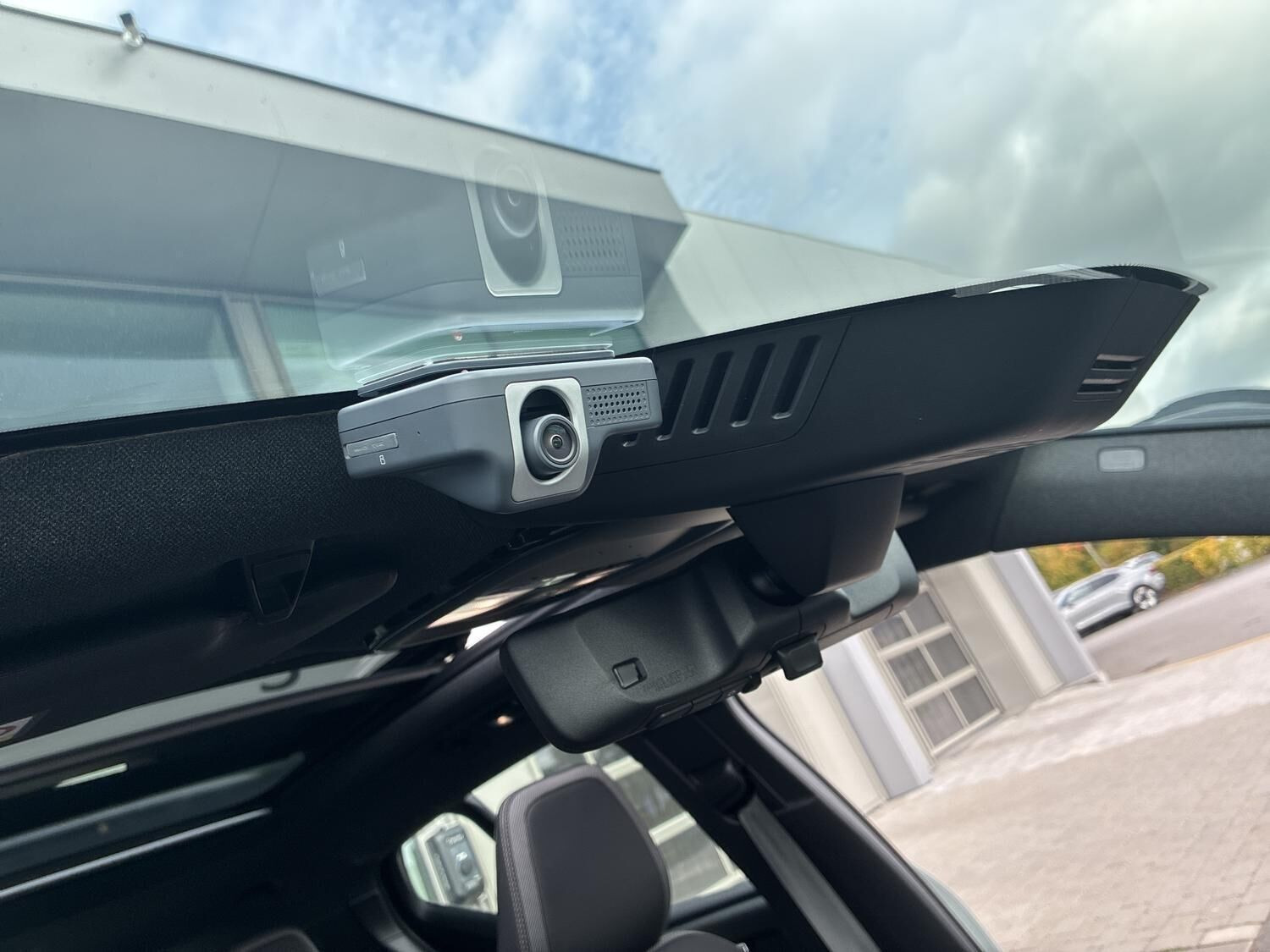 Hvid Volvo EX40 fra 2026