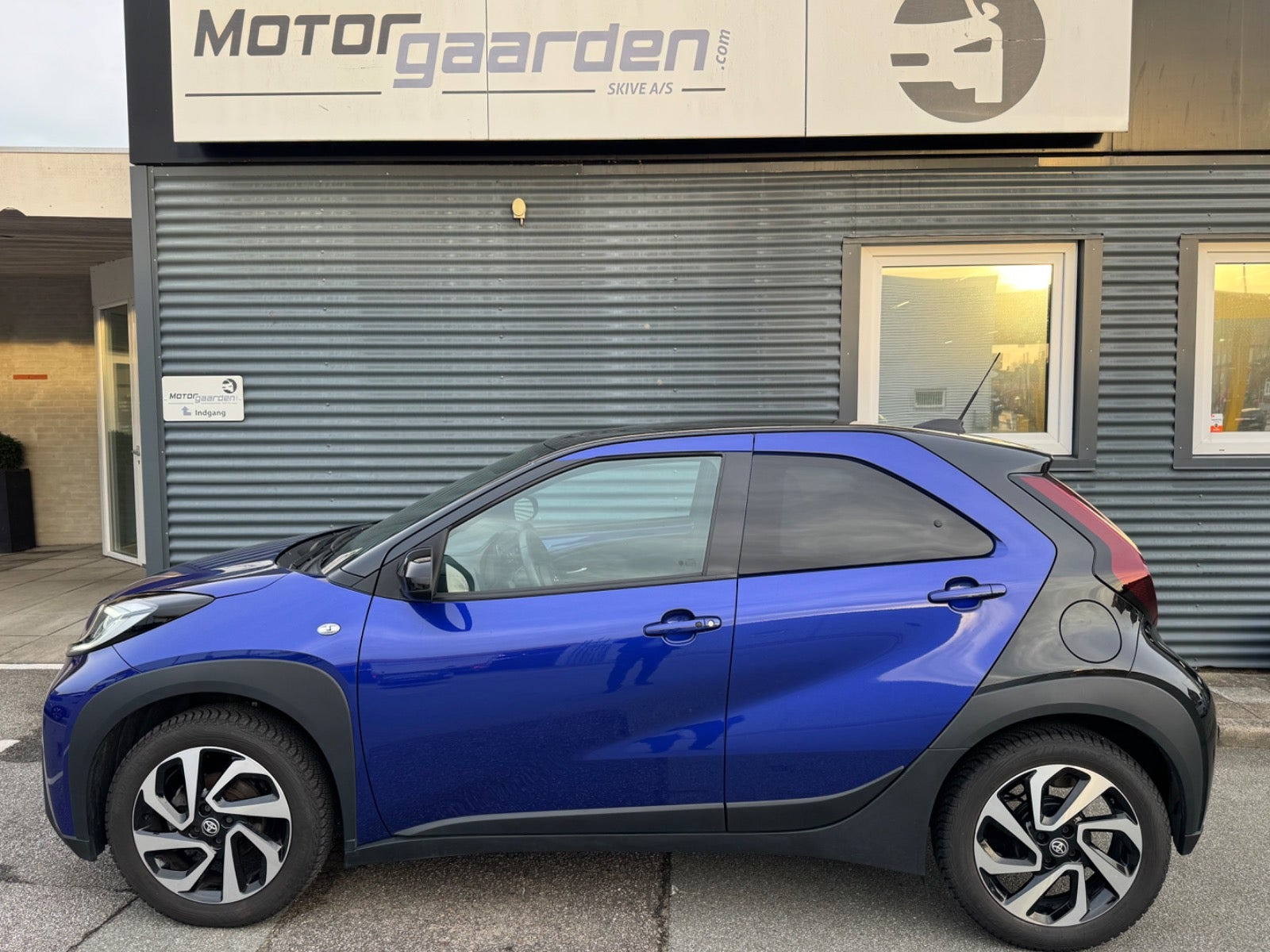 Blå Toyota Aygo X fra 2024