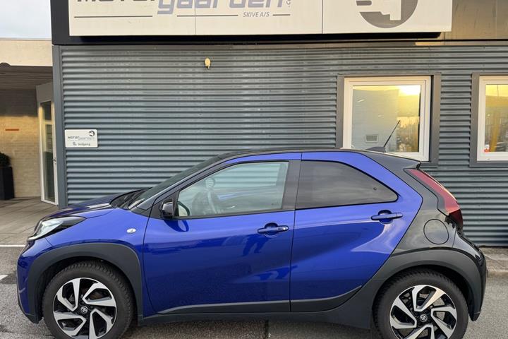 Blå Toyota Aygo X fra 2024