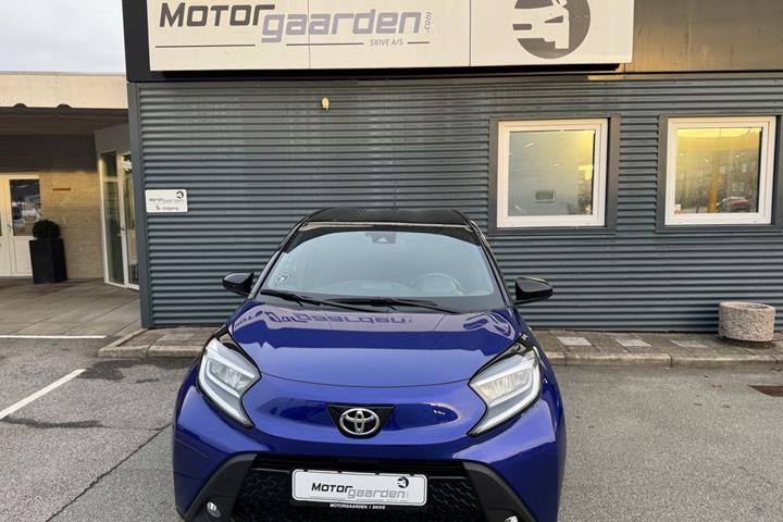 Blå Toyota Aygo X fra 2024