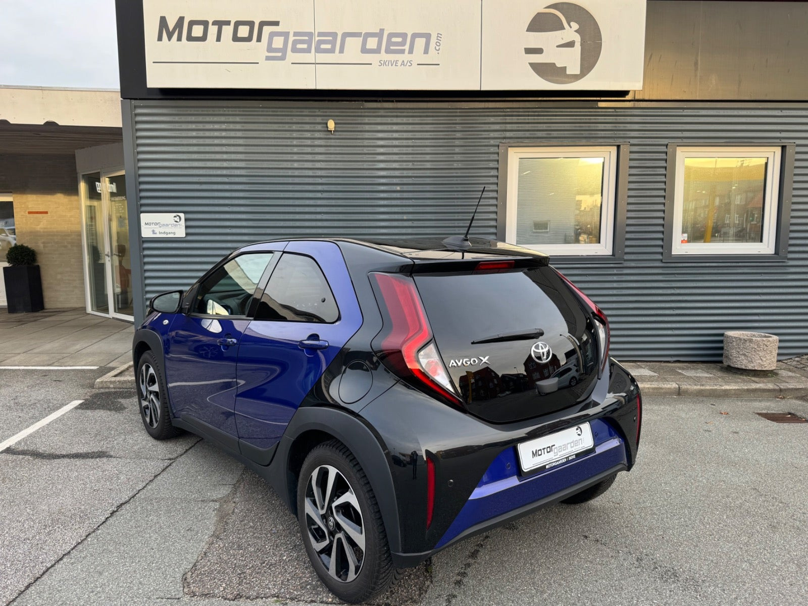 Blå Toyota Aygo X fra 2024