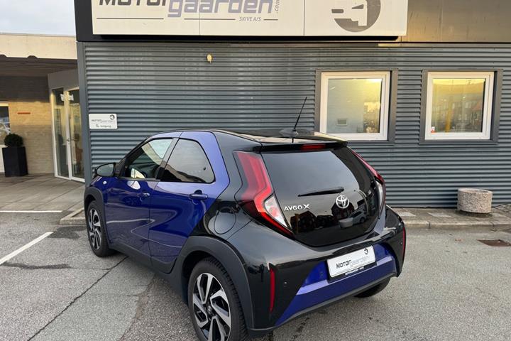 Blå Toyota Aygo X fra 2024