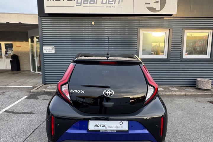 Blå Toyota Aygo X fra 2024