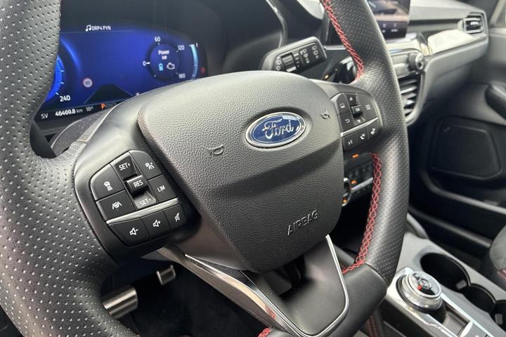 Rød Ford Kuga fra 2020