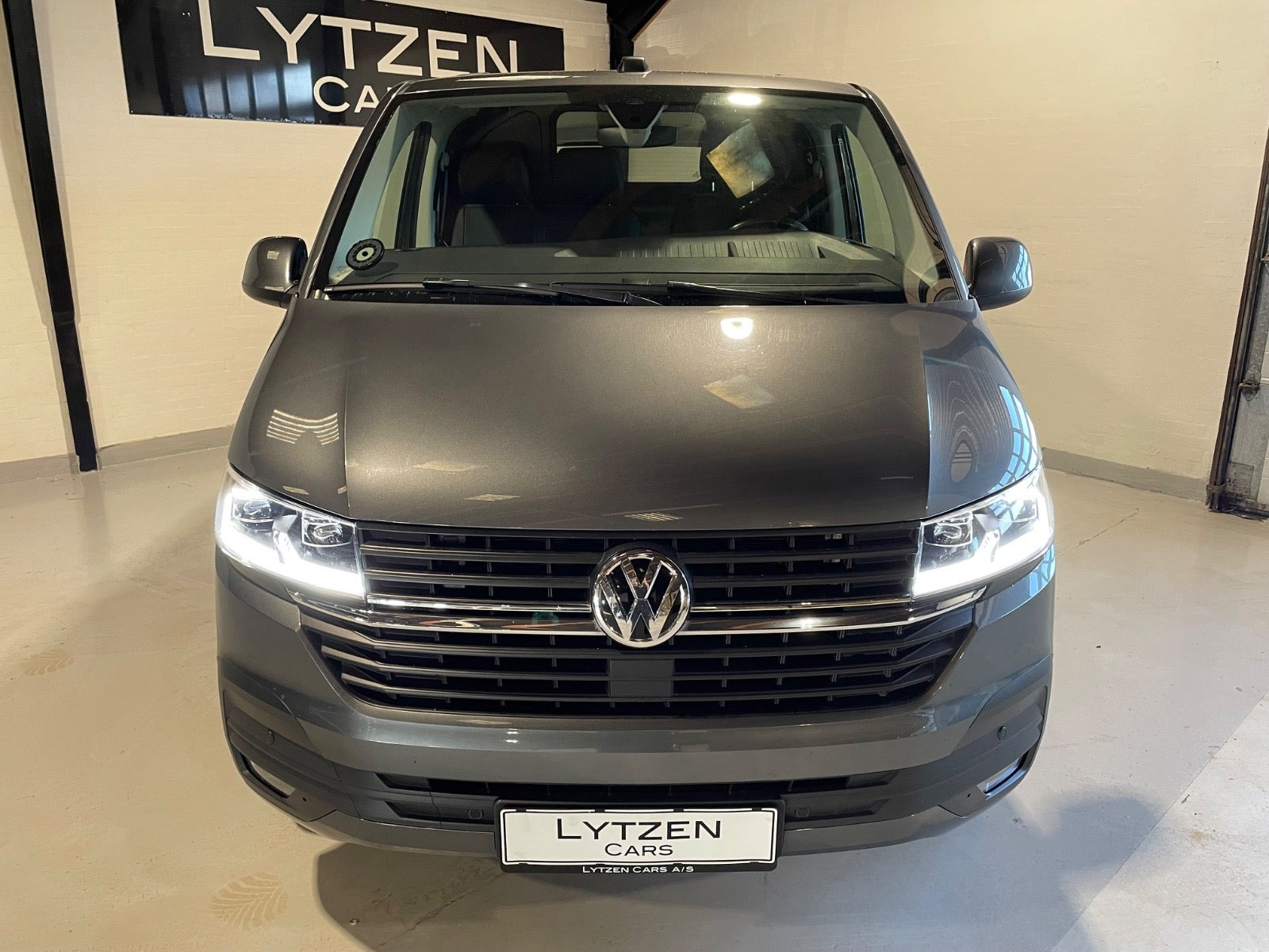 Grå VW Transporter fra 2020