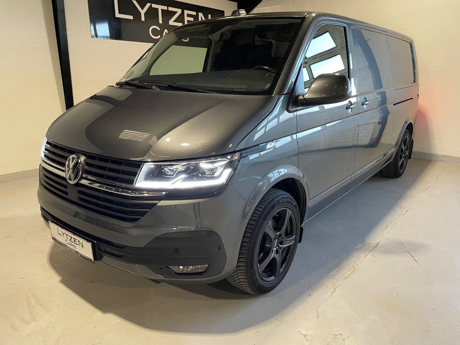 Grå VW Transporter fra 2020