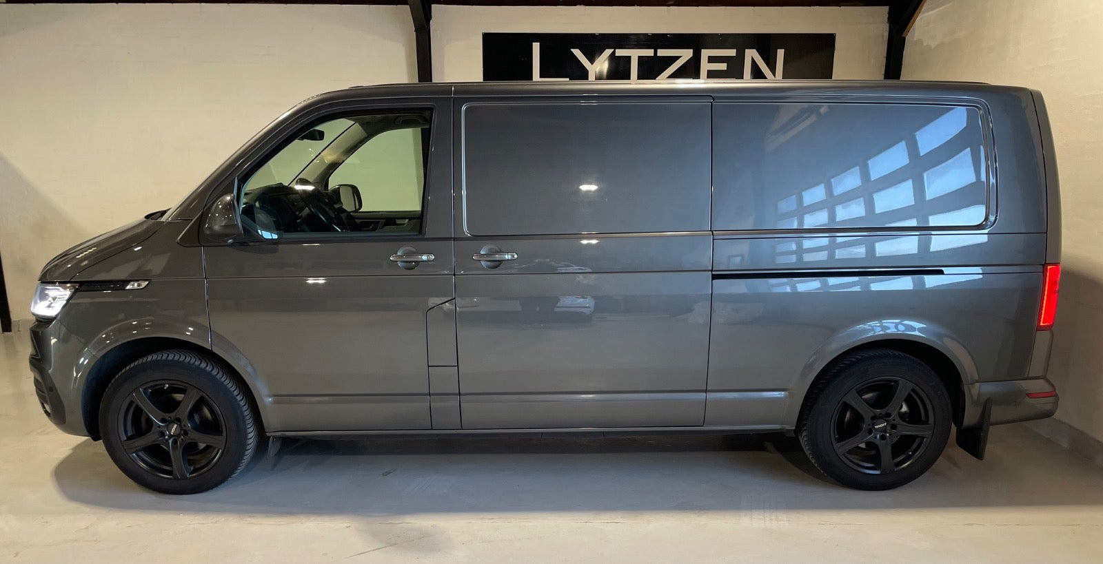 Grå VW Transporter fra 2020