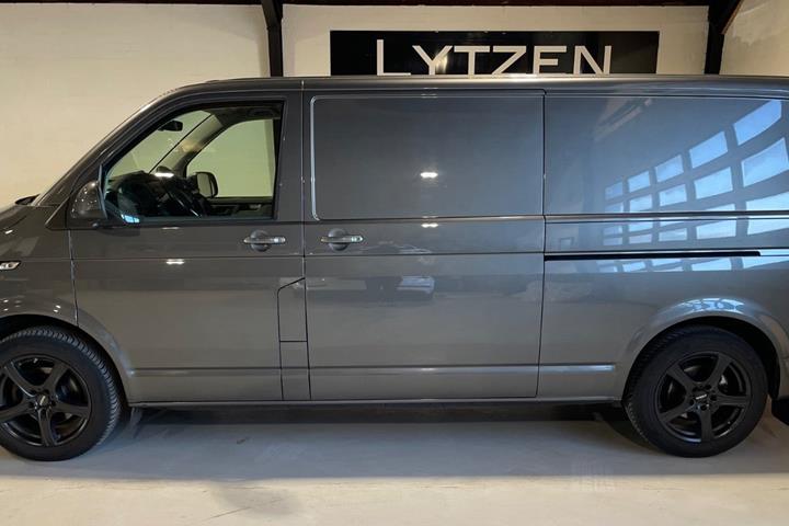 Grå VW Transporter fra 2020