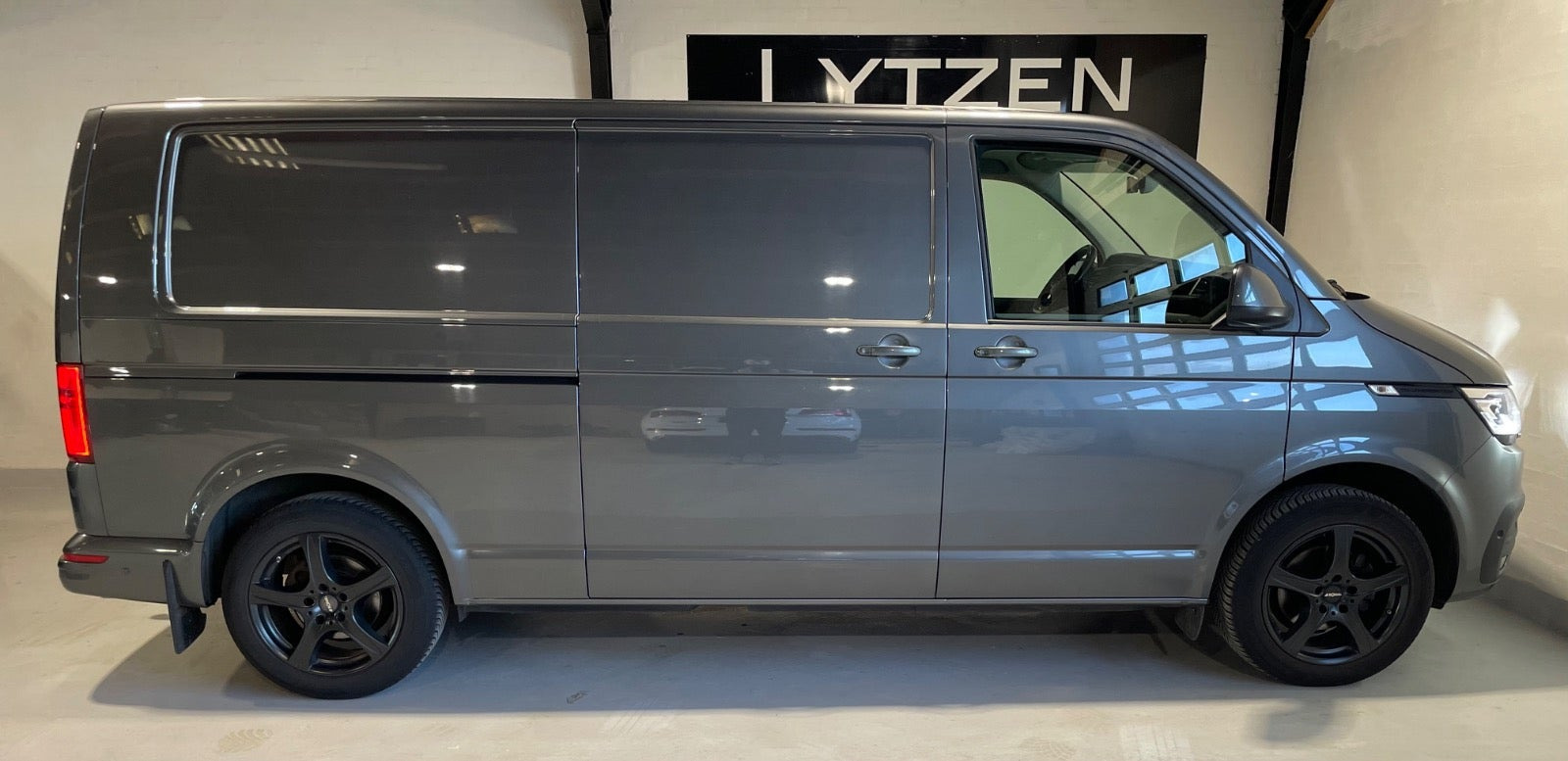 Grå VW Transporter fra 2020