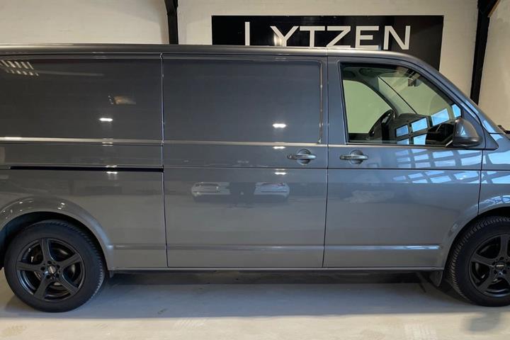 Grå VW Transporter fra 2020