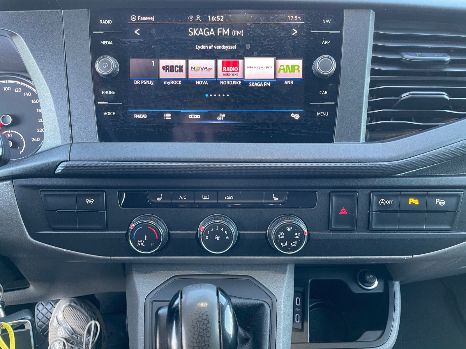 Grå VW Transporter fra 2020