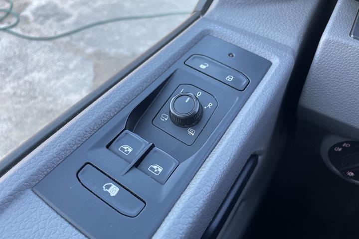 Grå VW Transporter fra 2020