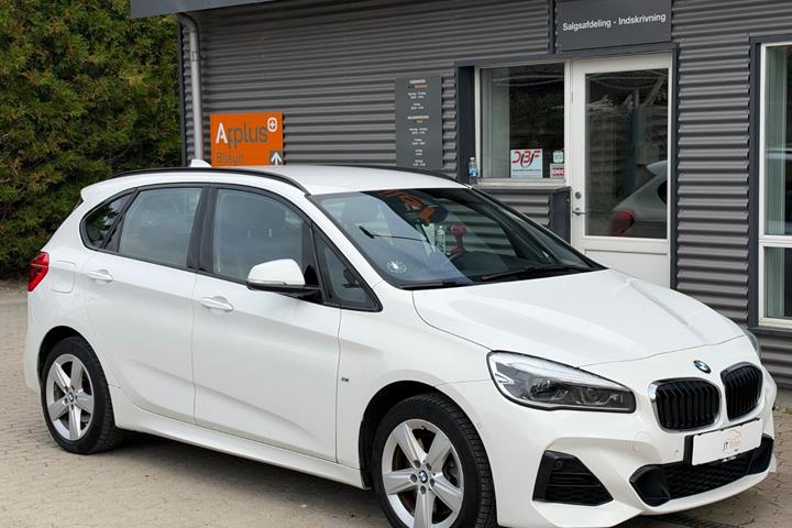 Hvid BMW 225xe fra 2019 set udefra