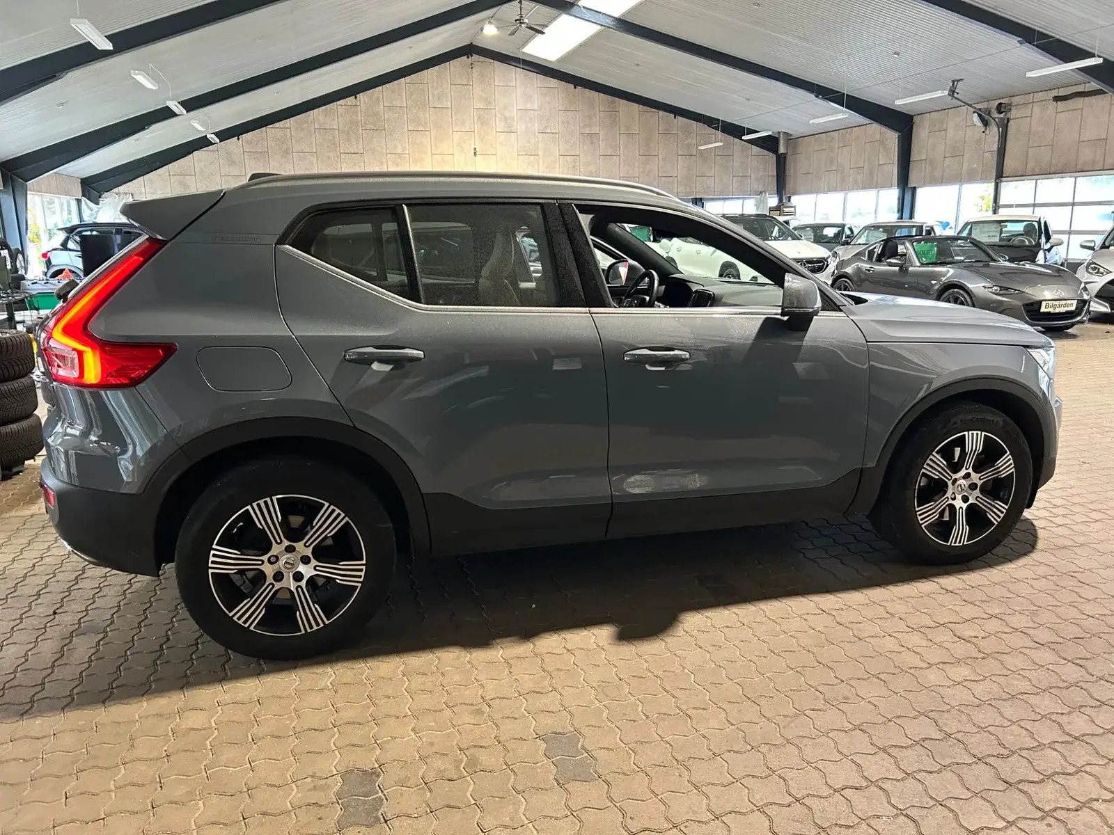 Grå Volvo XC40 fra 2020