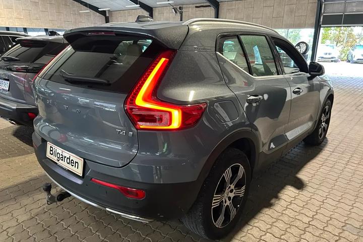 Grå Volvo XC40 fra 2020